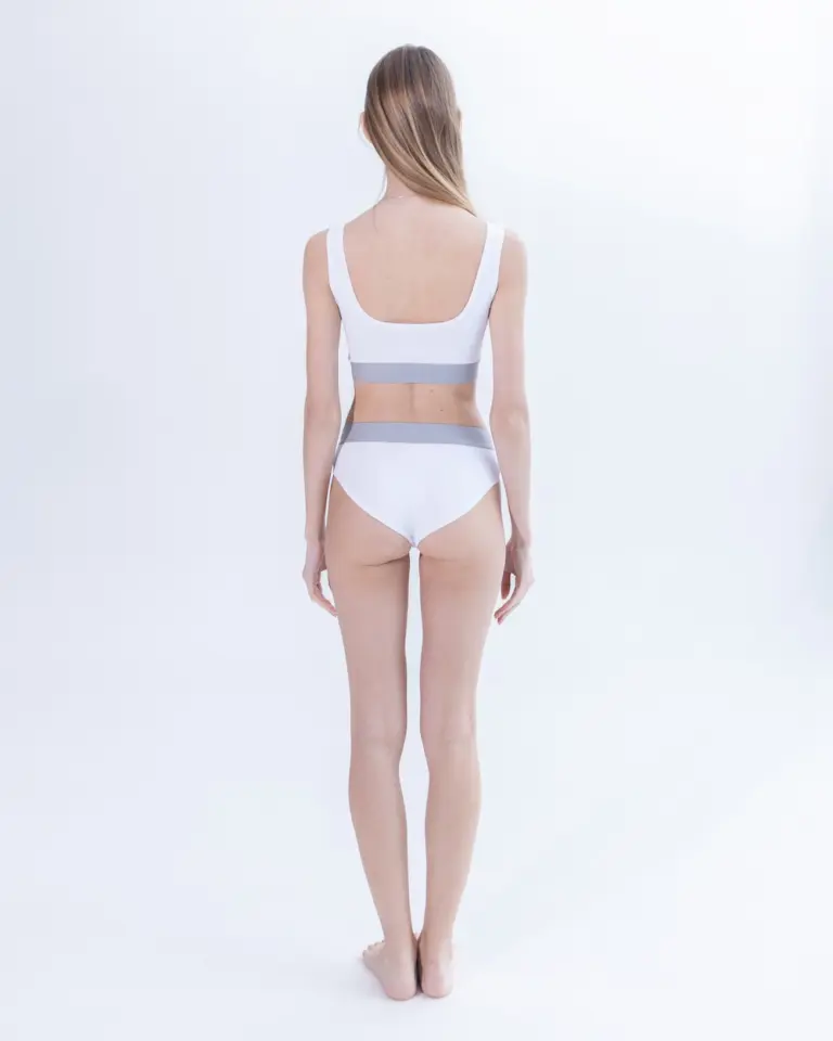 Жіночі білі сліпи Intelligent Organism на моделі — задній вигляд