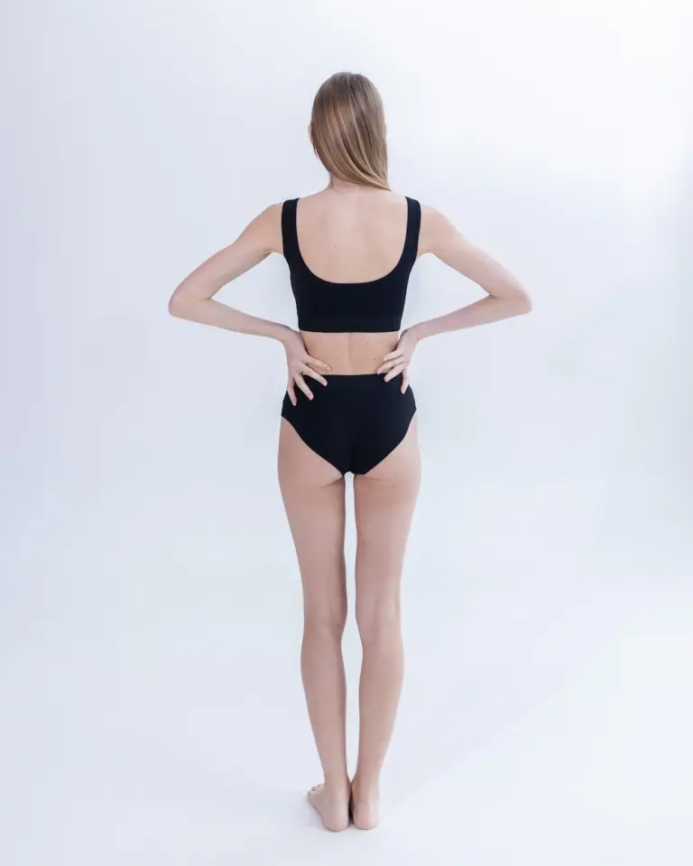 Жіночі чорні сліпи Intelligent Organism на моделі — задній вигляд