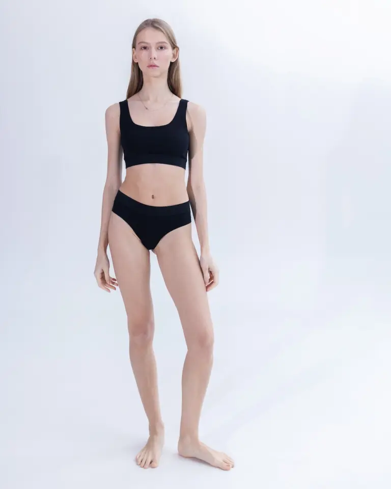 Жіночі чорні сліпи Intelligent Organism на моделі — передній вигляд