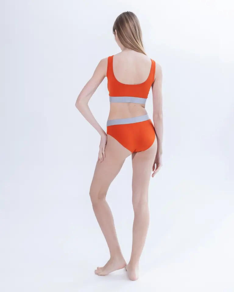 Жіночі помаранчеві сліпи Intelligent Organism на моделі — задній вигляд