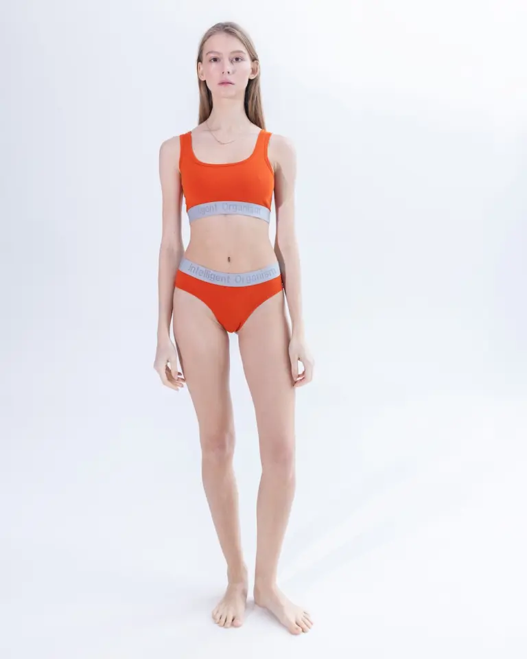 Жіночі помаранчеві сліпи Intelligent Organism на моделі — передній вигляд