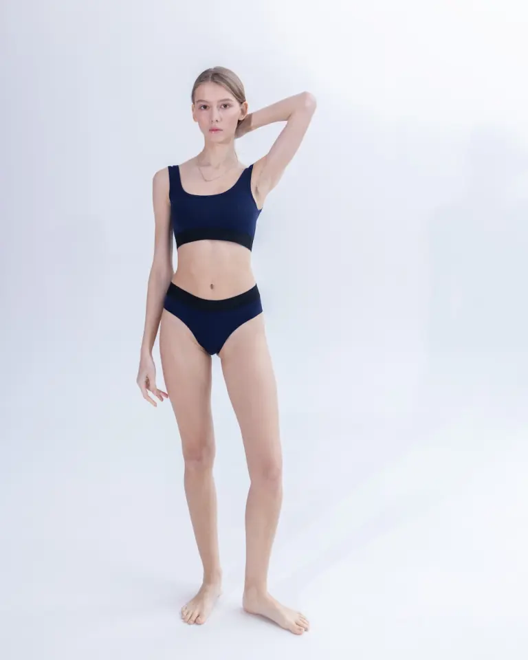 Жіночі темно-сині сліпи Intelligent Organism на моделі — передній вигляд