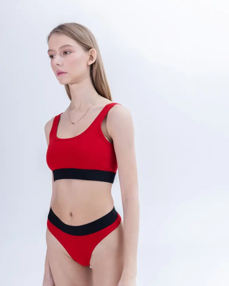 Жіночі червоні стрінги з бавовни Intelligent Organism на моделі, вигляд спереду