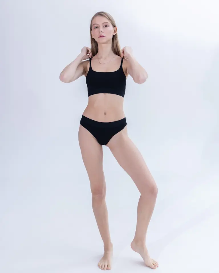 Жіночі чорні стрінги з бавовни Intelligent Organism на моделі, вигляд спереду