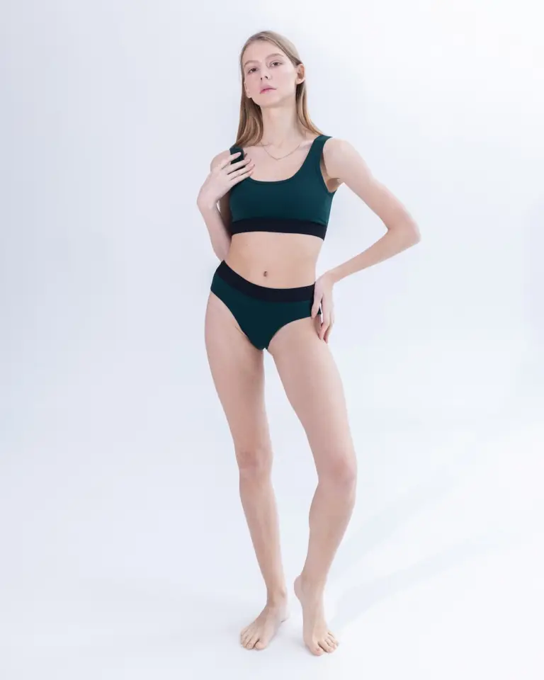 Жіночі темно-зелені стрінги з бавовни Intelligent Organism на моделі, вигляд спереду